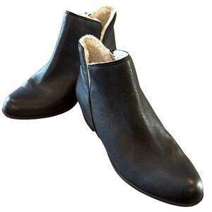 Lucky Brand Banterr2 Black Leather Faux Fur Lined Zip Ankle Boots Size 9M 
NWOB